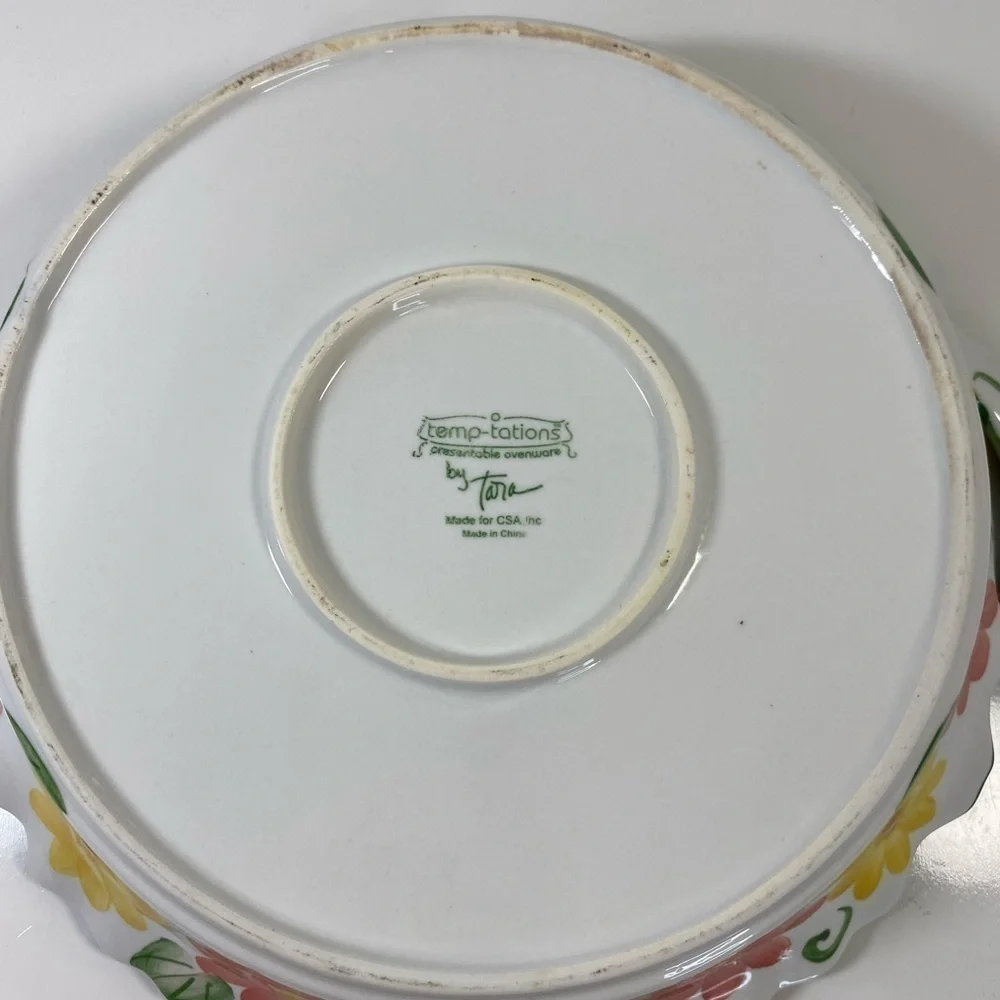 TEMPTATIONS BY TARA PRETTY RAISED FLORAL SM. BAKING DISH W/ WIRE & RATTAN HOLDER